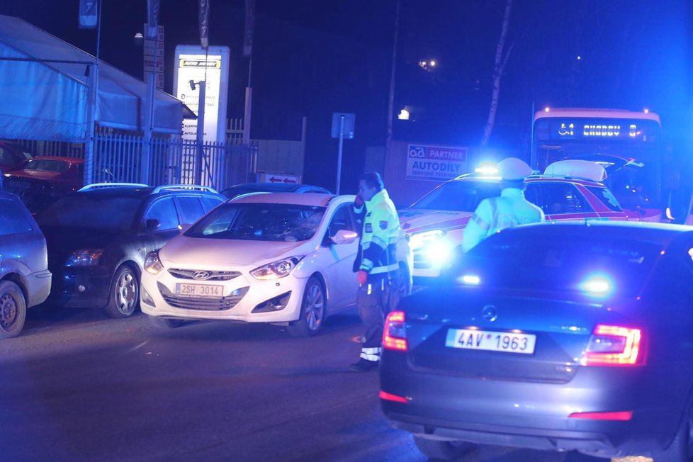 V Kolbenově ulici srazil ve středu večer osobní automobil dva chodce.