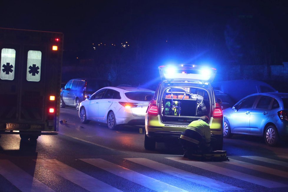 V Kolbenově ulici srazil ve středu večer osobní automobil dva chodce.