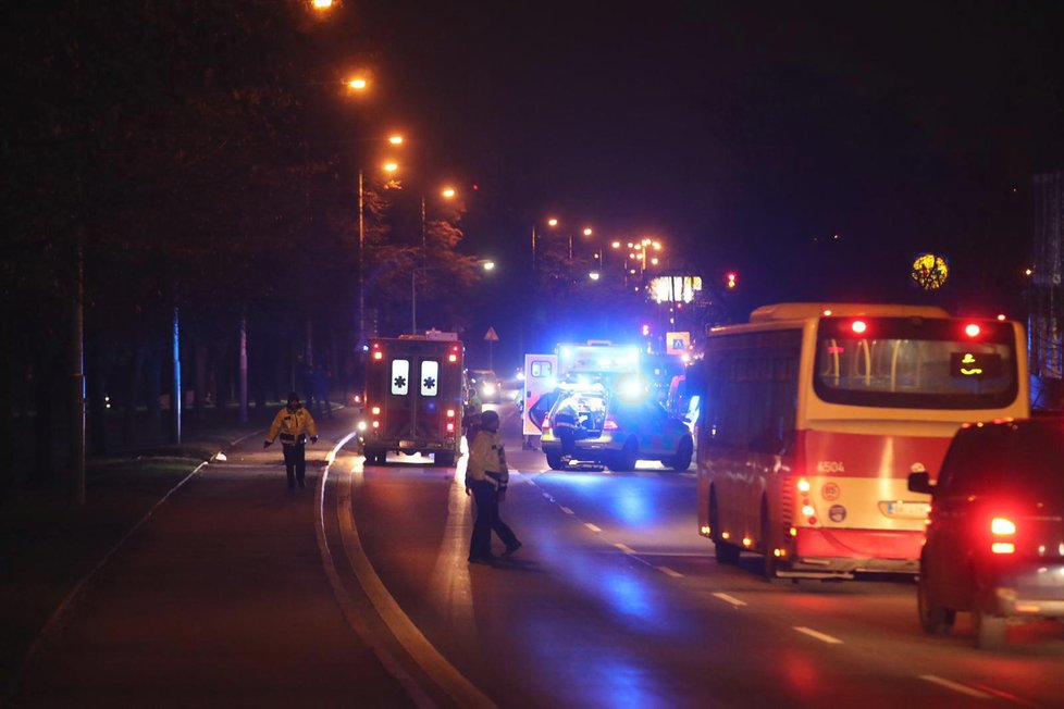 V Kolbenově ulici srazil ve středu večer osobní automobil dva chodce.