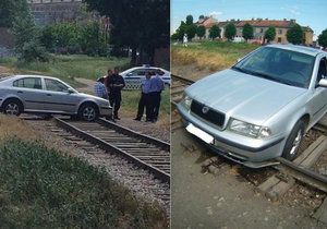 Ve vlakovém kolejišti nedaleko Tkalcovské ulice v Brně, které se snažil nepochopitelně přejet, uvízl řidič v octavii.