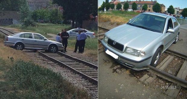 Ve vlakovém kolejišti nedaleko Tkalcovské ulice v Brně, které se snažil nepochopitelně přejet, uvízl řidič v octavii.