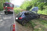 Auto skončilo po bouračce na kolejích, přijíždějící vlak strojvedoucí zastavil včas.