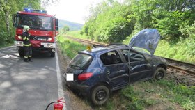 Auto skončilo po bouračce na kolejích, přijíždějící vlak strojvedoucí zastavil včas.