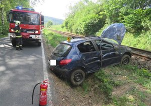 Auto skončilo po bouračce na kolejích, přijíždějící vlak strojvedoucí zastavil včas.