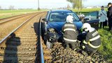 Spletla si silnici a koleje, autem vjela na trať: Vlak stihli železničáři zastavit