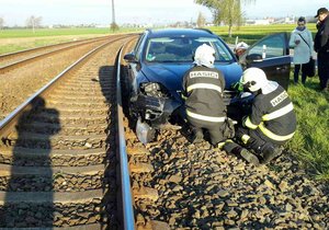 U Vlkoše na Hodonínsku sjela řidička se svým vozem ze silnice do kolejiště železniční trati.