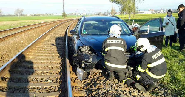 U Vlkoše na Hodonínsku sjela řidička se svým vozem ze silnice do kolejiště železniční trati.