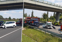 Vážná nehoda na obchvatu Kolína: Pro zraněné letěly vrtulníky, v autech byly i děti