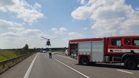 Vážná nehoda na obchvatu Kolína: Pro zraněné letěly vrtulníky, v autech byly i děti