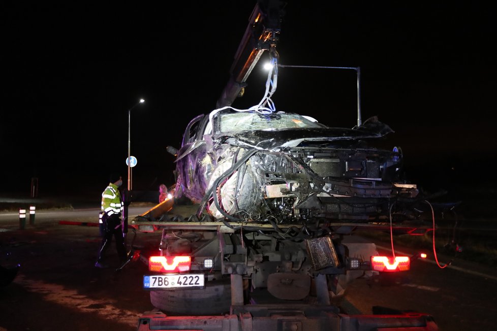 V Kolíně při tragické nehodě zemřel nezletilý řidič: Luxusní mercedes letěl vzduchem 60 metrů!