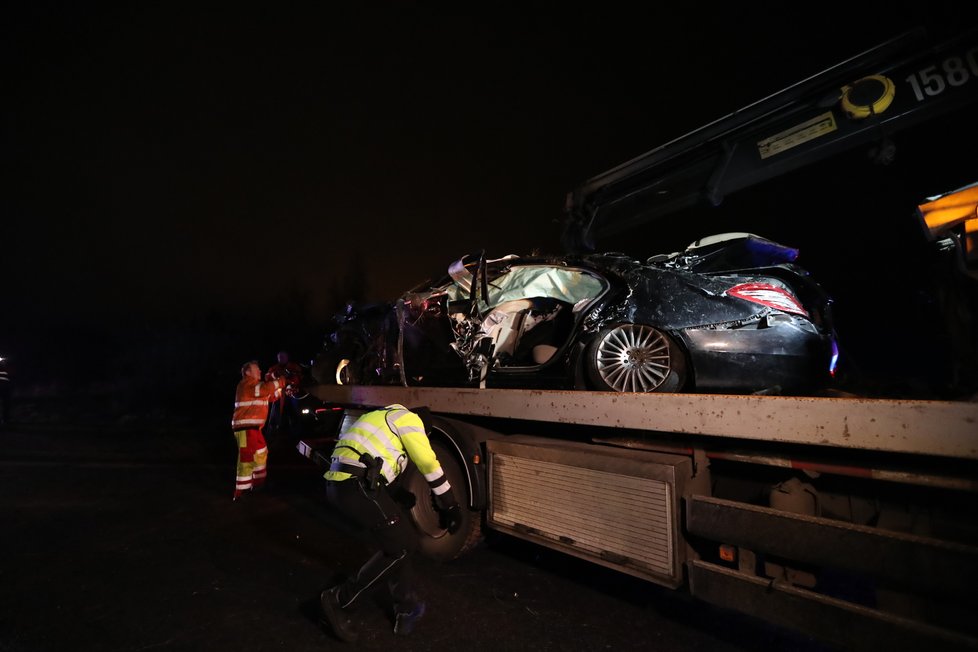 V Kolíně při tragické nehodě zemřel nezletilý řidič: Luxusní mercedes letěl vzduchem 60 metrů!