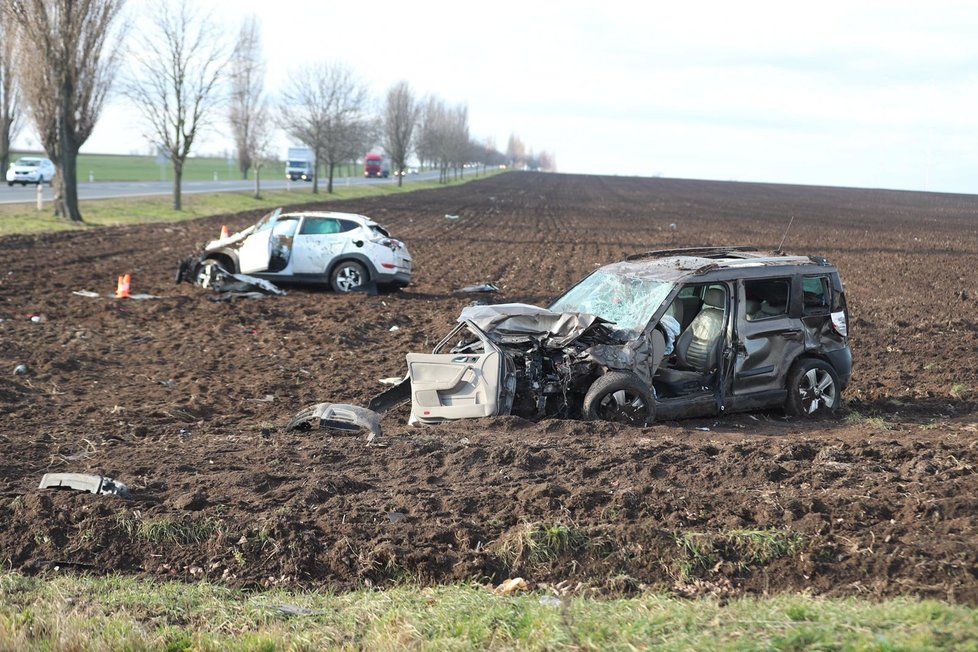 U Vrbčan na Kolínsku se po čelním střetu osobních automobilů vážně zranili dva lidé