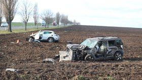 U Vrbčan na Kolínsku se po čelním střetu osobních automobilů vážně zranili dva lidé.