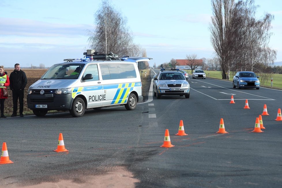 U Vrbčan na Kolínsku se po čelním střetu osobních automobilů vážně zranili dva lidé