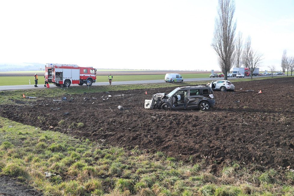 U Vrbčan na Kolínsku se po čelním střetu osobních automobilů vážně zranili dva lidé