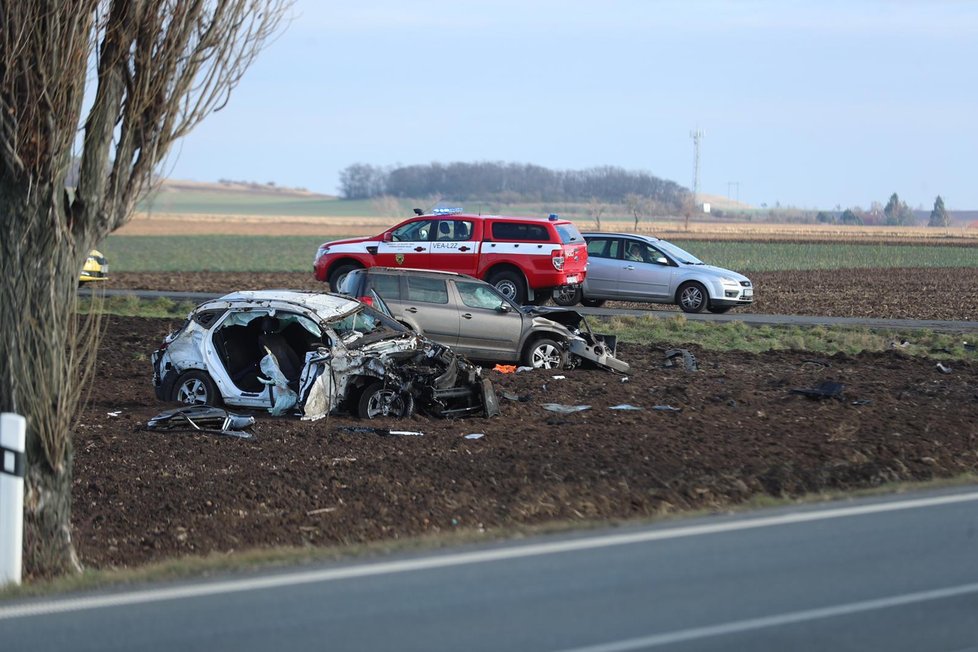 U Vrbčan na Kolínsku se po čelním střetu osobních automobilů vážně zranili dva lidé