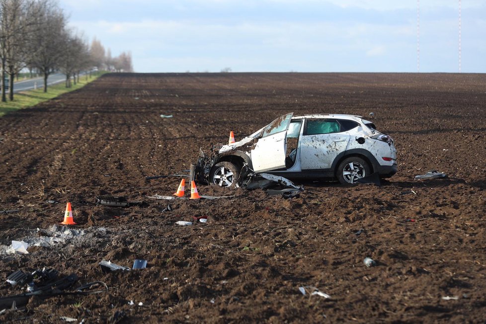 U Vrbčan na Kolínsku se po čelním střetu osobních automobilů vážně zranili dva lidé