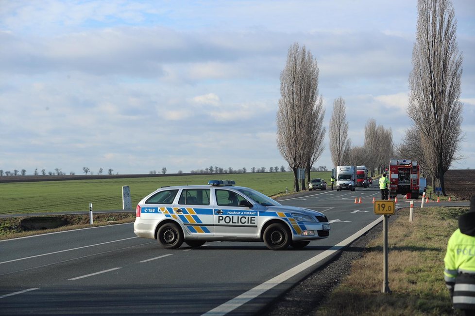 U Vrbčan na Kolínsku se po čelním střetu osobních automobilů vážně zranili dva lidé