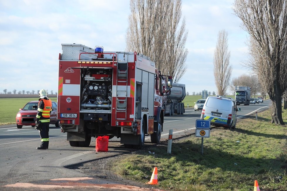 U Vrbčan na Kolínsku se po čelním střetu osobních automobilů vážně zranili dva lidé