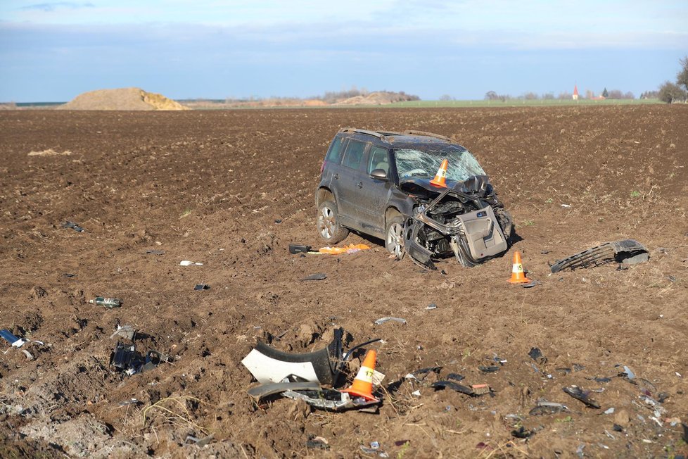 U Vrbčan na Kolínsku se po čelním střetu osobních automobilů vážně zranili dva lidé