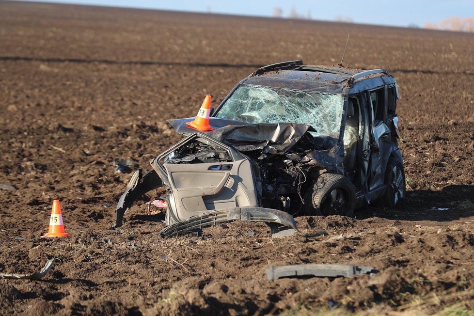 U Vrbčan na Kolínsku se po čelním střetu osobních automobilů vážně zranili dva lidé