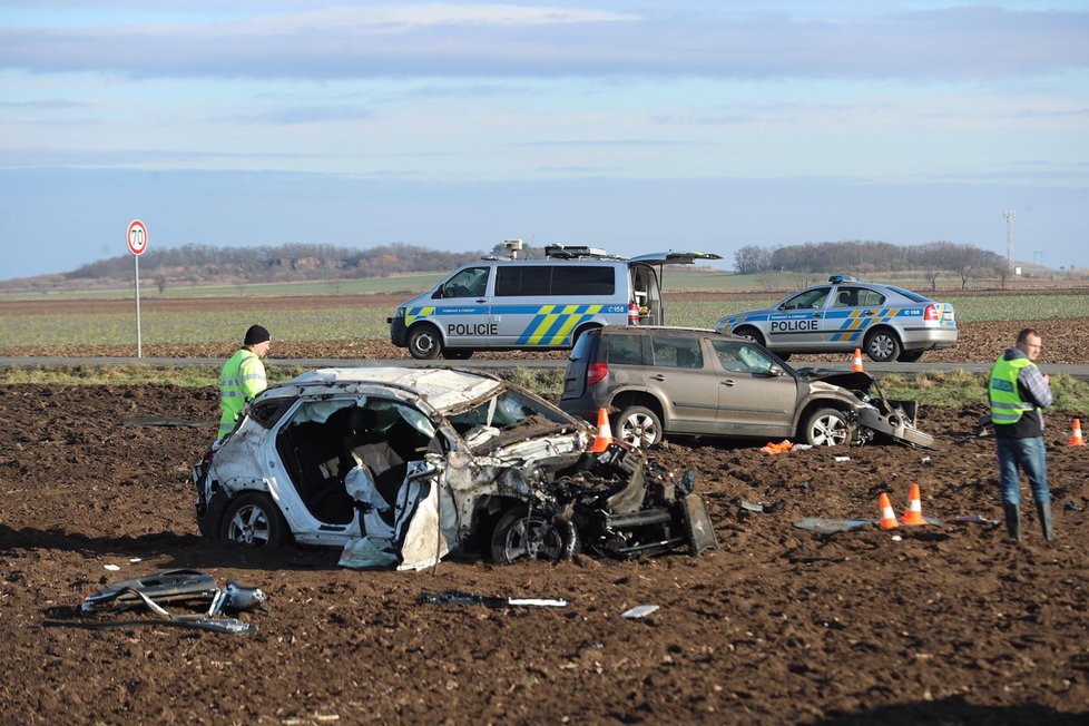 U Vrbčan na Kolínsku se po čelním střetu osobních automobilů vážně zranili dva lidé