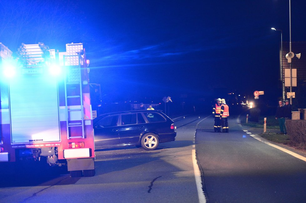 Nehoda dvou aut na Kolínsku si vyžádala jedno úmrtí a tři zraněné.