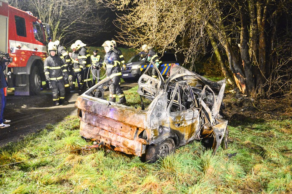 Příčinu požáru auta na Kolínsku prošetřuje Policie ČR
