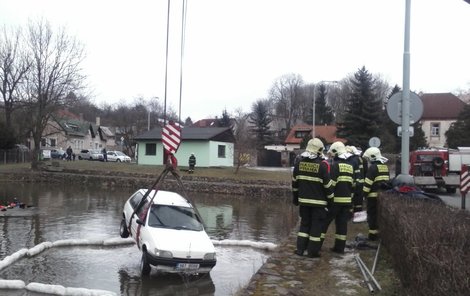 Řidič utopil auto v nádrži...  ...ale hasičům se ho podařilo vyprostit.