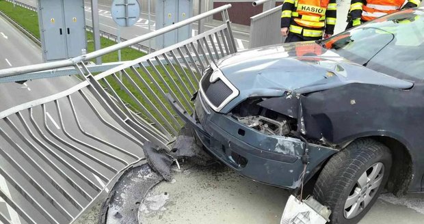 Řidič oktávky to v Brně přehnal s rychlostí, málem přerazil kovové zábradlí na mostě. Po nehodě utekl