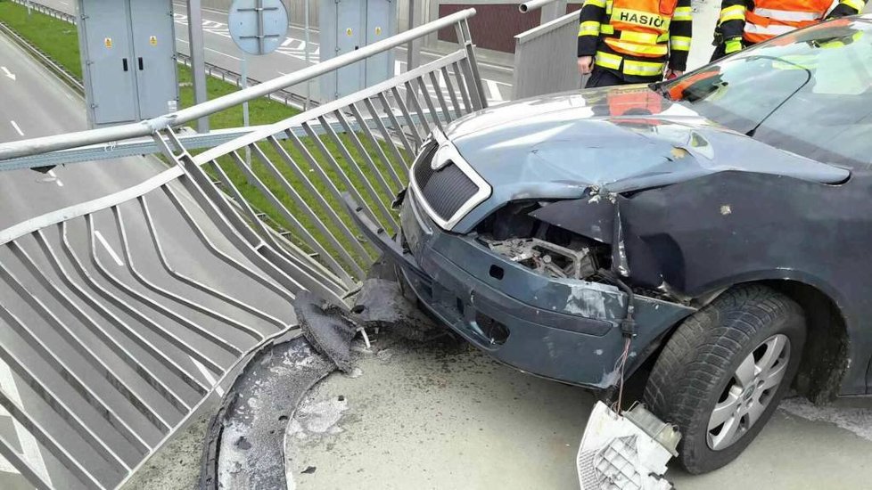 Řidič oktávky to v Brně přehnal s rychlostí, málem přerazil kovové zábradlí na mostě. Po nehodě utekl.