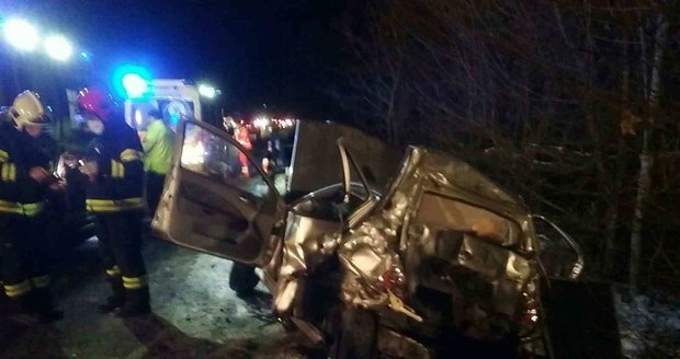 Tragédie na Slovensku: Po srážce zemřela dvoučlenná posádka auta s českou registrací