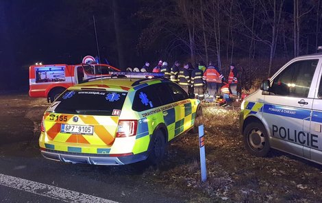 Tragická nehoda na Domažlicku, tři lidé zemřeli, mladá žena bojujue v nemocnici o život.