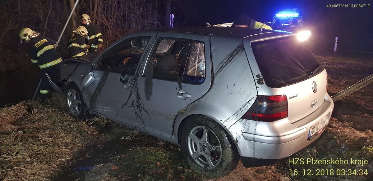 Tragická nehoda na Domažlicku, tři lidé zemřeli, mladá žena bojujue v nemocnici o život.