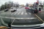 Audi se v Ostravě vřítilo do křižovatky, nabouralo auto a málem srazilo i ženu na chodníku.