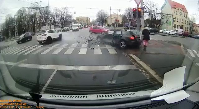 Audi se v Ostravě vřítilo do křižovatky, nabouralo auto a málem srazilo i ženu na chodníku.