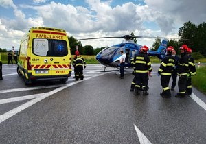 Řidič kamionu nedal přednost osobnímu autu u Hodonína. Řidičku musel transportovat vrtulník do nemocnice.