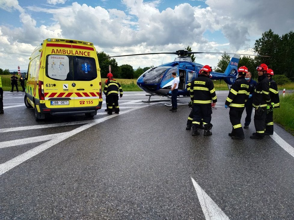 Řidič kamionu nedal přednost osobnímu autu u Hodonína. Řidičku musel transportovat vrtulník do nemocnice.