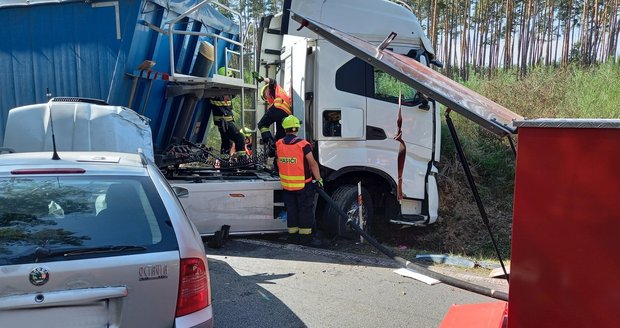 Srážku s autem a kamionem u Krňovic na Hradecku motorkář nepřežil.