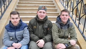 Tři mladí zachránci, zleva Marek Mozga (16), Dominik Beran (16) a Ondřej Trněný (18). Bratr řidiče, který vyvázl z nehody bez těžkého zranění, jim telefonicky poděkoval.
