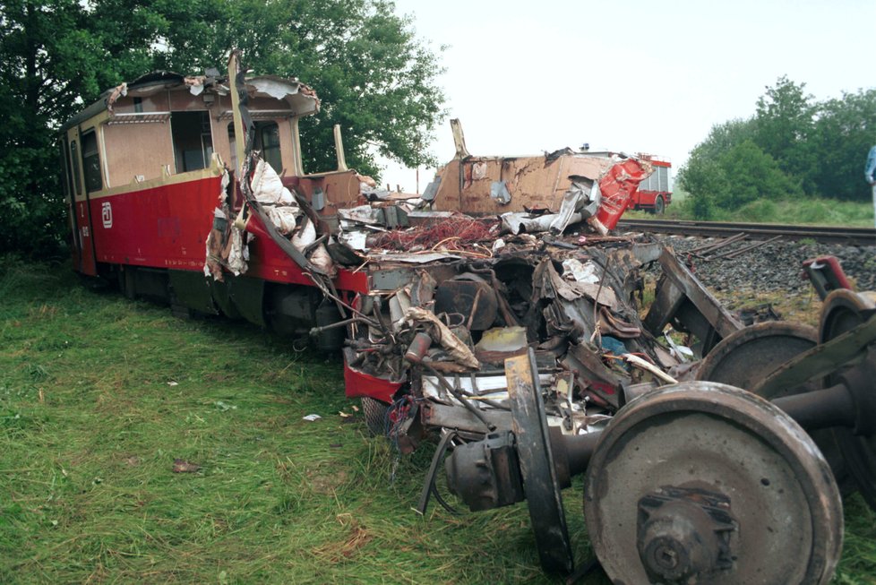 Před 22 lety do osobního vlaku u Kroun narazily vagony plné železa: Přežili pouze čtyři lidé.