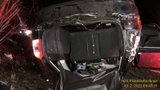 Kuriozní nehoda: Řidič dostal smyk, spolujezdkyně zapadla do kufru!