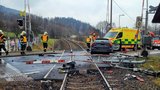 Kolaps za volantem! Muž omdlel, čelně se srazil s autem a rozštípal závoru