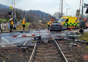 V Kunčicích pod Ondřejníkem se srazila dvě auta, řidič jednoho z nich patrně zkolaboval za jízdy.