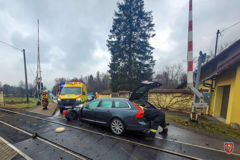 V Kunčicích pod Ondřejníkem se srazila dvě auta, řidič jednoho z nich patrně zkolaboval za jízdy.