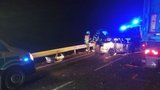Drsná noční nehoda: Dva těžce zranění po střetu osobáku a kamionu u Kuřimi