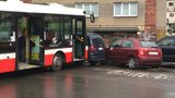 Kuriózní nehoda v Nuslích: Autobus vyjel ze zastávky bez řidiče! Sejmul dvě auta jednou ranou