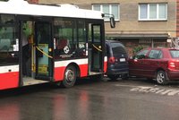 Kuriózní nehoda v Nuslích: Autobus vyjel ze zastávky bez řidiče! Sejmul dvě auta jednou ranou