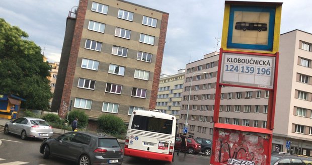 Řidič zapomněl zabrzdit, autobus vyjel bez zastávky bez něj.