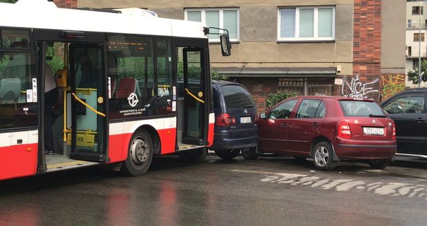 Kuriózní nehoda v Nuslích: Autobus vyjel ze zastávky bez řidiče! Sejmul dvě auta jednou ranou